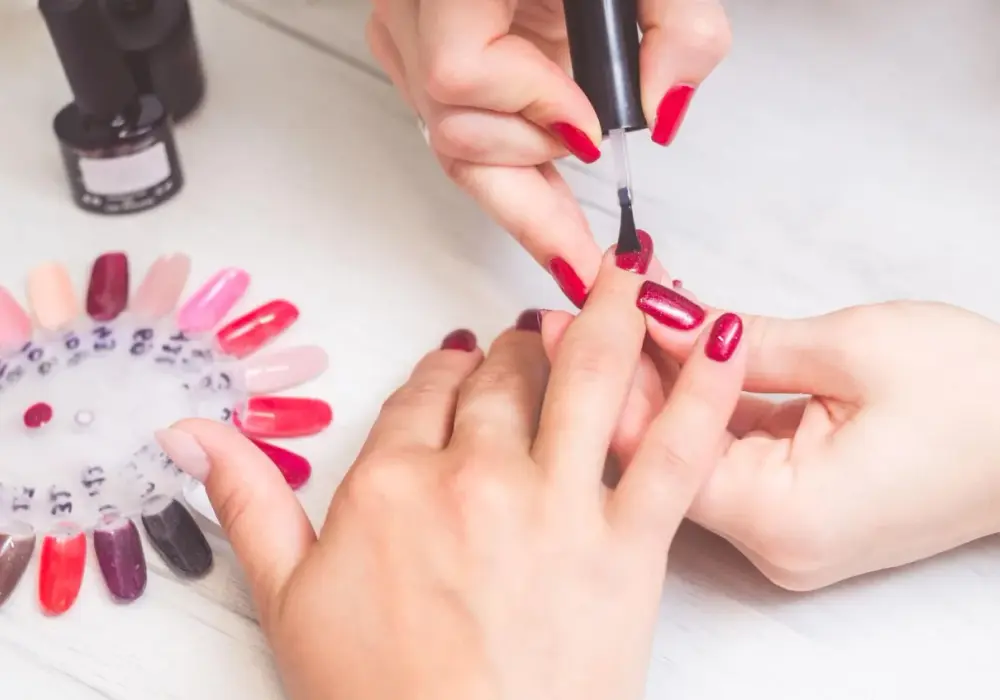 Jak malować lakierem żelowym: Sekrety pięknego i trwałego manicure w domu