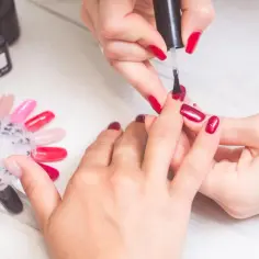 Jak malować lakierem żelowym: Sekrety pięknego i trwałego manicure w domu