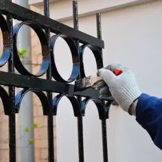 Jaką farbę wybrać do malowania ogrodzenia metalowego, aby uniknąć błędów?