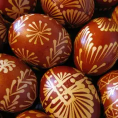Jak malować jajka woskiem – krok po kroku do pięknych pisanek