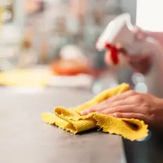 Czym myć meble kuchenne? Skuteczne metody i najlepsze środki czyszczące