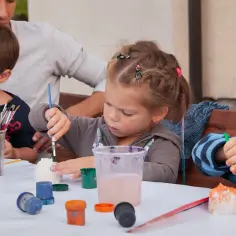 Czym malować odlewy gipsowe? Najlepsze farby i techniki malarskie