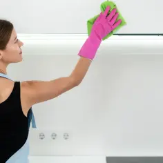 Skuteczne metody czyszczenia mebli lakierowanych – uniknij najczęstszych błędów