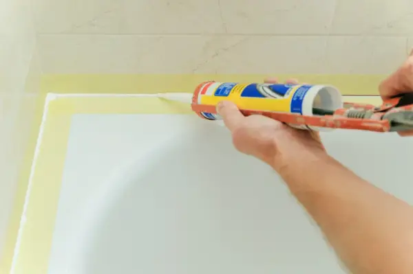 Jak usunąć pleśń z silikonu w łazience? Skuteczne metody i porady.