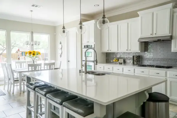 Czym okleić blat w kuchni? Sprawdzone materiały i skuteczne porady
